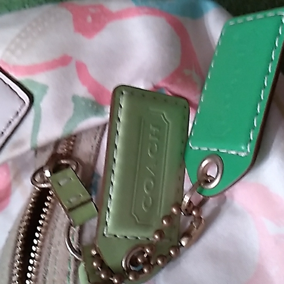 A Coach hand bag - Picture 4 of 4